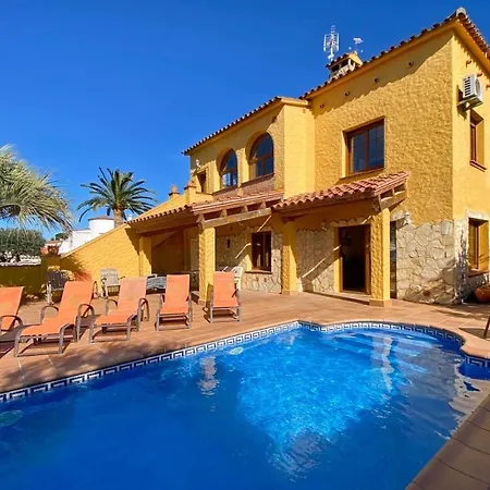 Ampuriahome Hosting 15, Pool & Mooring Villa