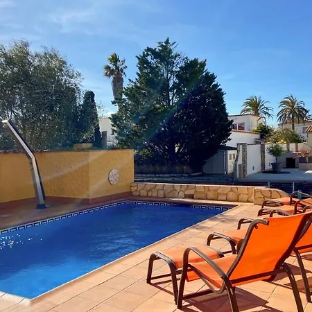 Ampuriahome Hosting 15, Pool & Mooring Villa