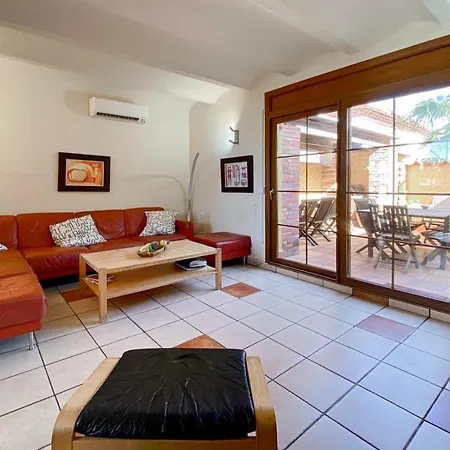 Ampuriahome Hosting 15, Pool & Mooring Empuriabrava