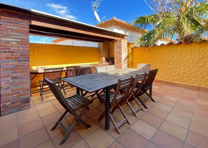 Ampuriahome Hosting 15, Pool & Mooring فيلة