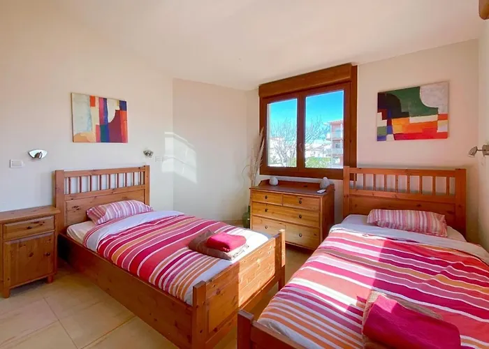 Ampuriahome Hosting 15, Pool & Mooring فيلة