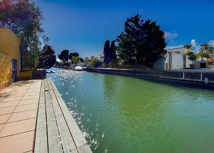 Ampuriahome Hosting 15, Pool & Mooring إمبوريابرافا