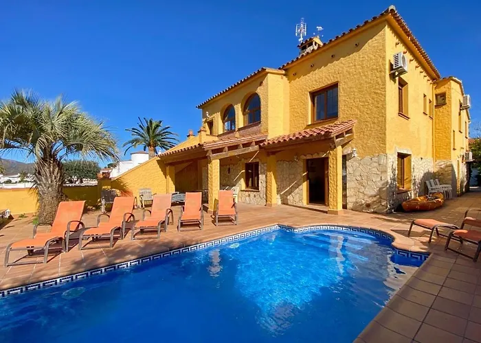 Ampuriahome Hosting 15, Pool & Mooring فيلة