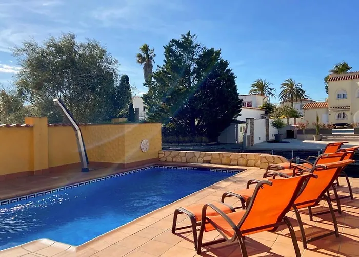 Ampuriahome Hosting 15, Pool & Mooring فيلة