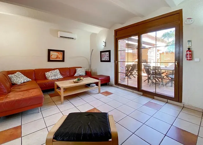 Ampuriahome Hosting 15, Pool & Mooring إمبوريابرافا